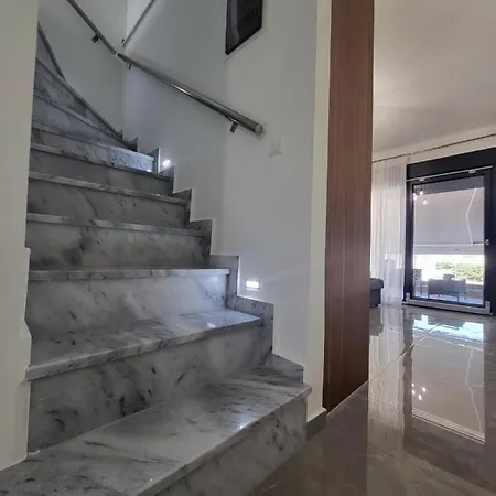 Thἕros Exceptional *